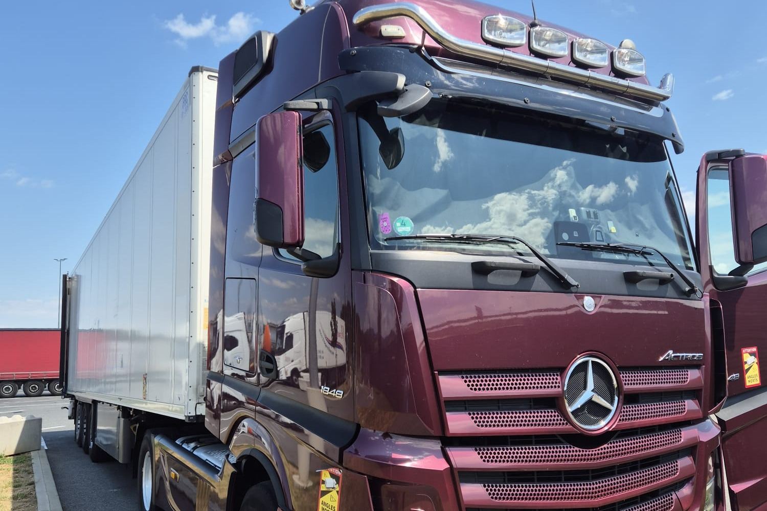 Kabina Mercedes-Benz Actrosa od blizu, tričetrtinski pogled, ob njej hladilna polprikolica