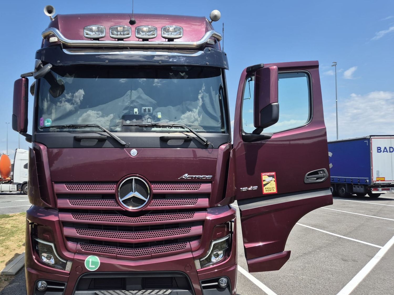 Mercedes-Benz Actros od spredaj z odprtimi vrati kabine