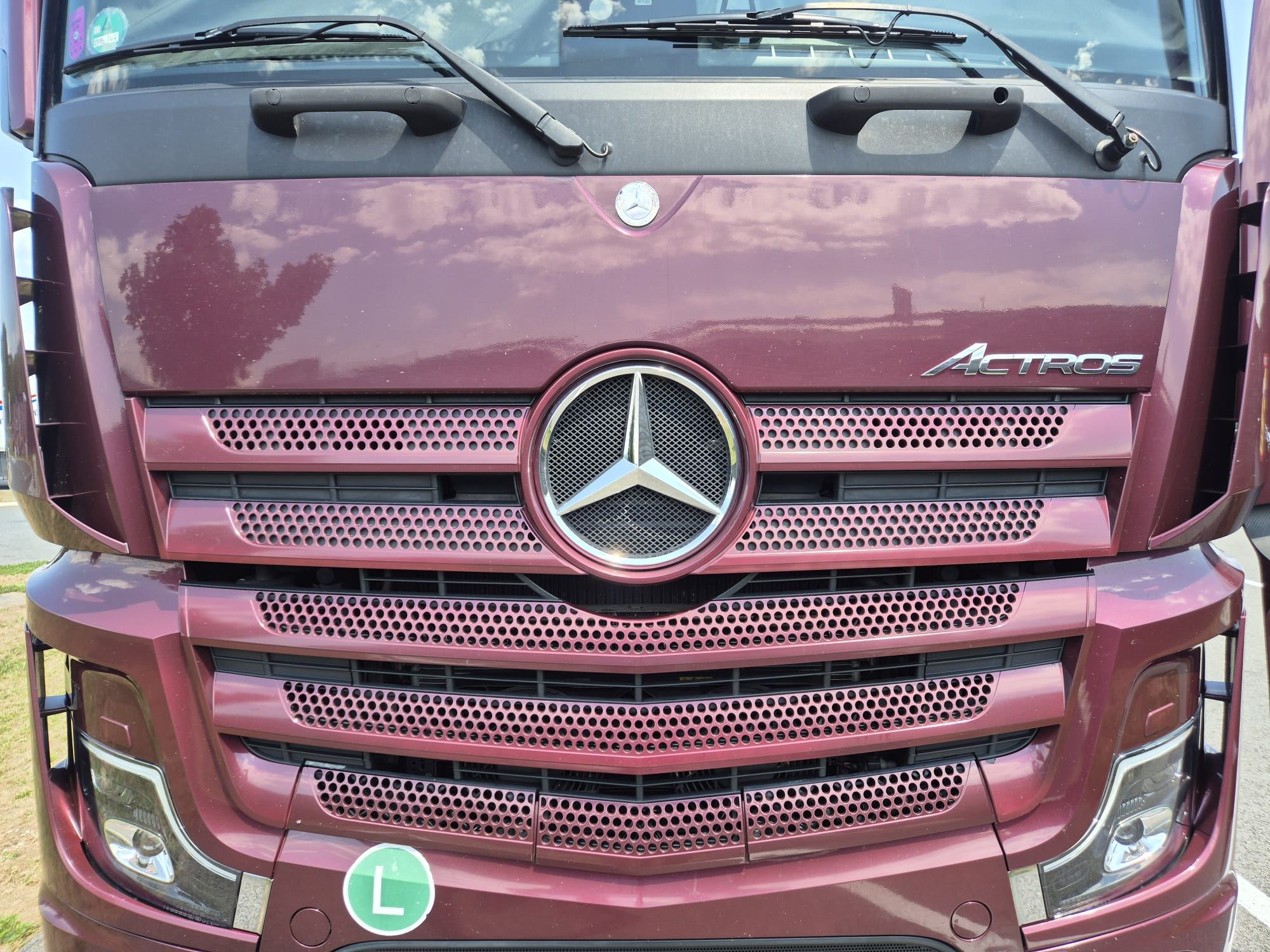 Maska Mercedes-Benz Actrosa od blizu z zvezdo in napisom Actros