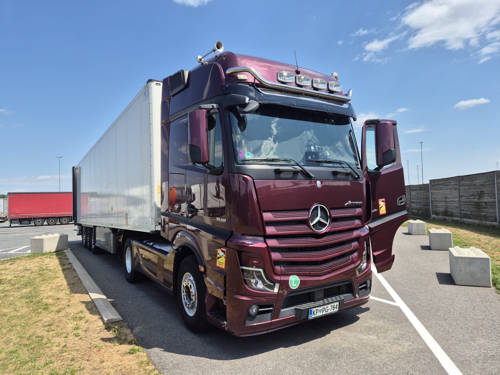 Mercedes-Benz Actros podjetja BODU-TRANS s hladilno polprikolico, tričetrtinski pogled od spredaj