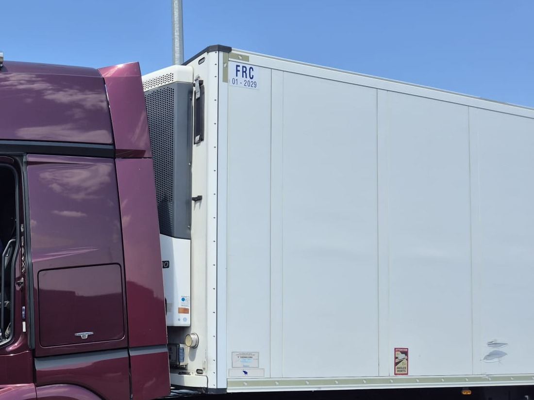 Čelna stena hladilne polprikolice s hladilno enoto in oznako ATP razreda FRC